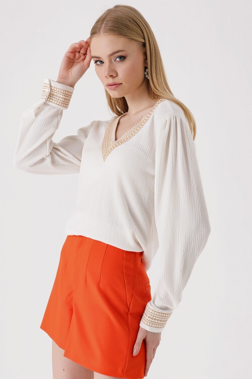 Merterium 0466 Nakışlı V Yaka Örme Bluz - Beyaz