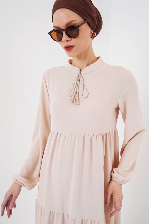 Merterium 1627 Yaka Bağcıklı Tesettür Elbise - C. Bej