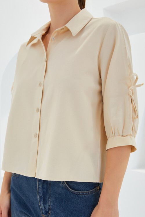 Merterium Kadın Kol Detaylı Bej Crop Gömlek 20246