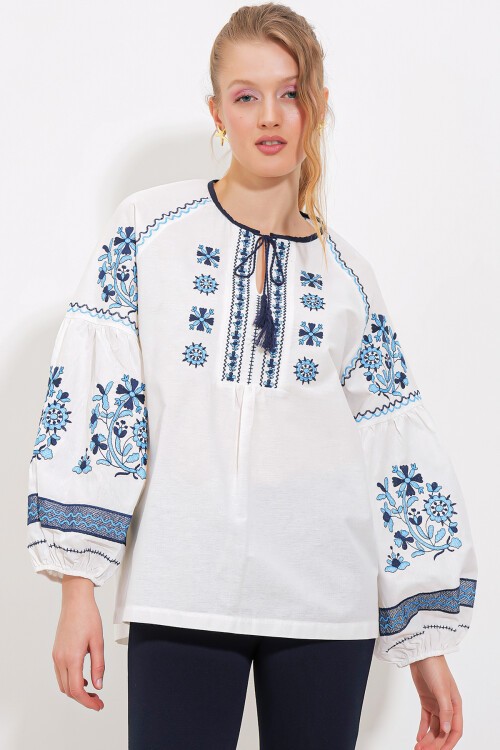 Merterium Kadın Mavi Ekru Nakışlı Keten Bluz 902