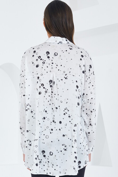 Merterium Kadın Siyah Beyaz Desenli Oversize Saten Gömlek 3985