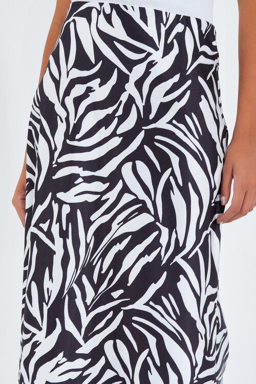 Merterium Kadın Siyah Beyaz Desenli Saten Etek 15806