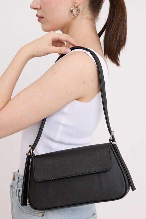 Merterium Kadın Siyah Kapaklı Baget Çanta 010169