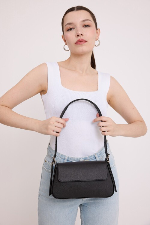Merterium Kadın Siyah Kapaklı Baget Çanta 010169