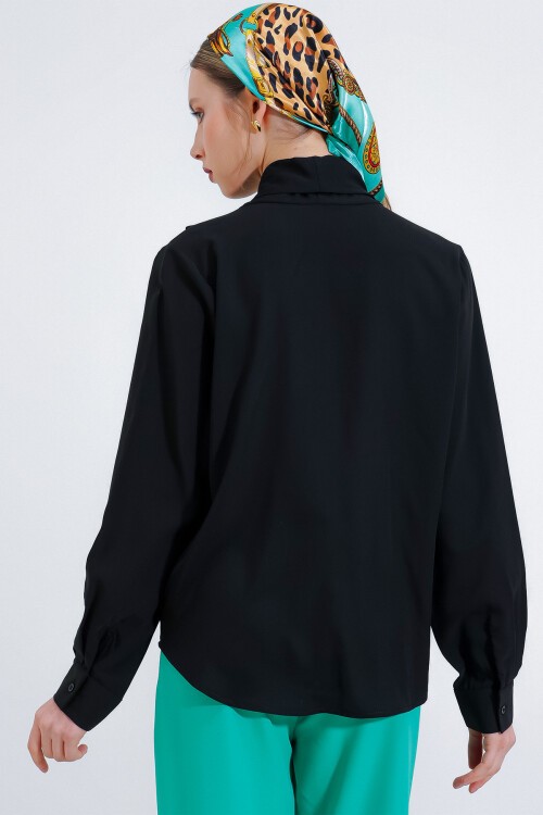 Merterium Kadın Siyah Kruvaze Yaka Dökümlü Saten Bluz 0492