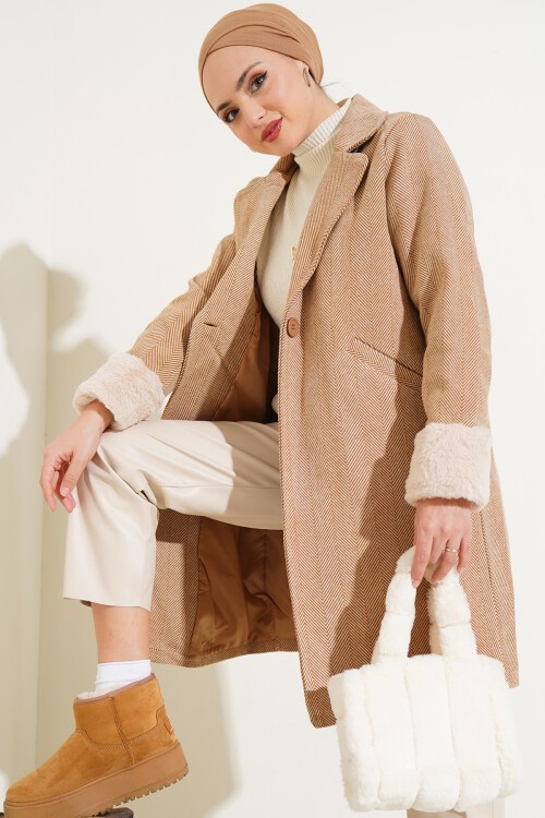 Merterium 9145 Kadın Kolları Tüylü Balık Sırtı Kaşe Kaban - Bisküvi