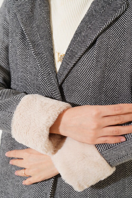 Merterium 9145 Kadın Kolları Tüylü Balık Sırtı Kaşe Kaban - D. Siyah