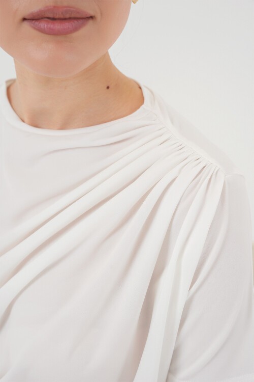 Merterium Büzgü Detaylı Kısa Kol Sandy Bluz 945 - Beyaz