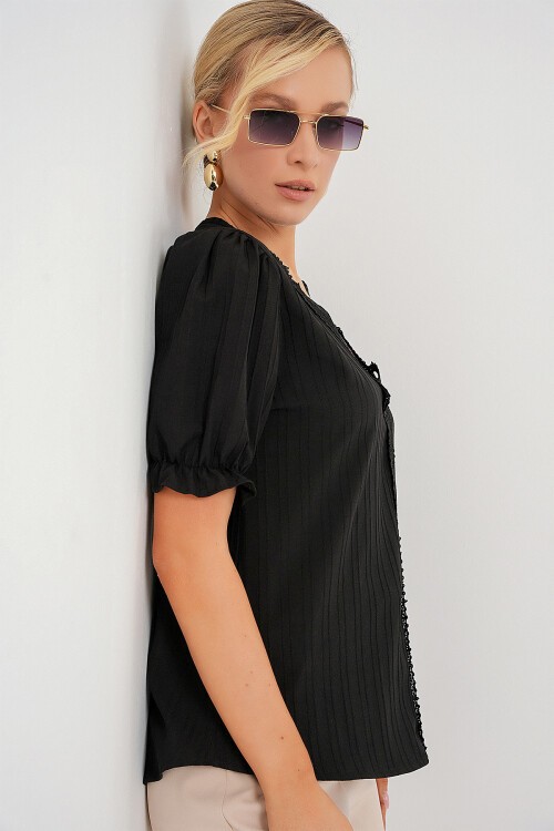 Merterium Kadın V Yaka Dantelli Bluz 956 - Siyah