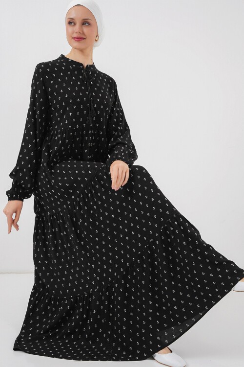 Merterium 1627 Yaka Bağcıklı Tesettür Elbise - Siyah