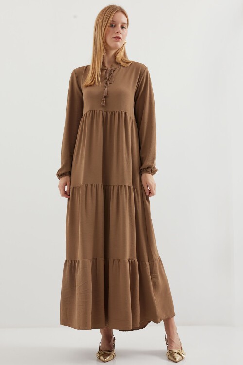 Merterium 1627 Yaka Bağcıklı Tesettür Elbise - Sütlü Kahve