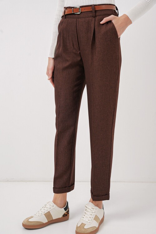 Merterium 6686 Kadın Pileli Kemerli Kumaş Pantolon - Kahverengi