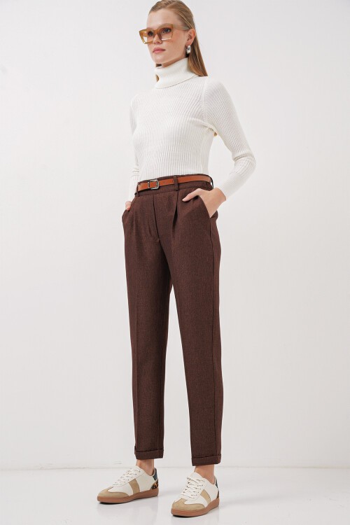 Merterium 6686 Kadın Pileli Kemerli Kumaş Pantolon - Kahverengi