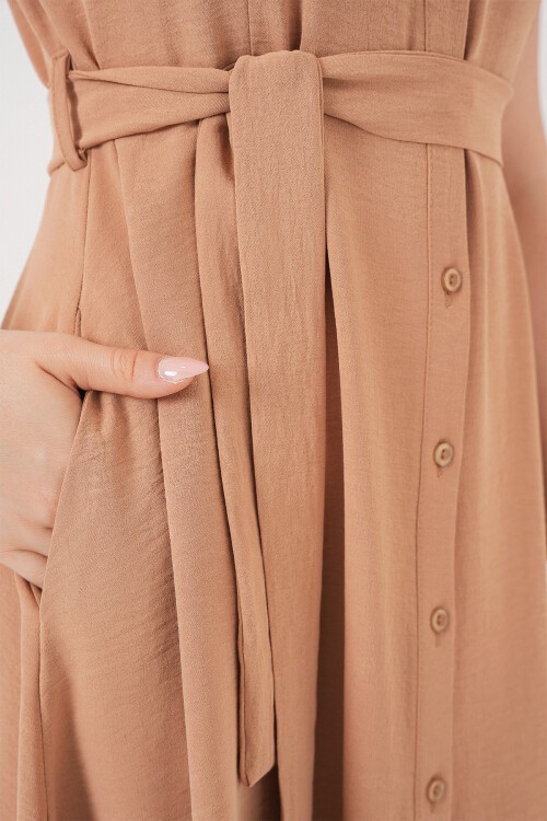 1677 Boydan Düğmeli Kuşaklı Elbise - Bisküvi