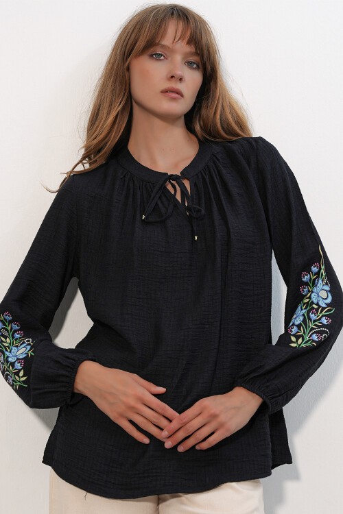 Kadın Nakışlı Oversize Bluz 1000 - Siyah