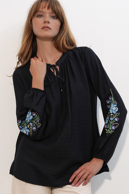 Kadın Nakışlı Oversize Bluz 1000 - Siyah