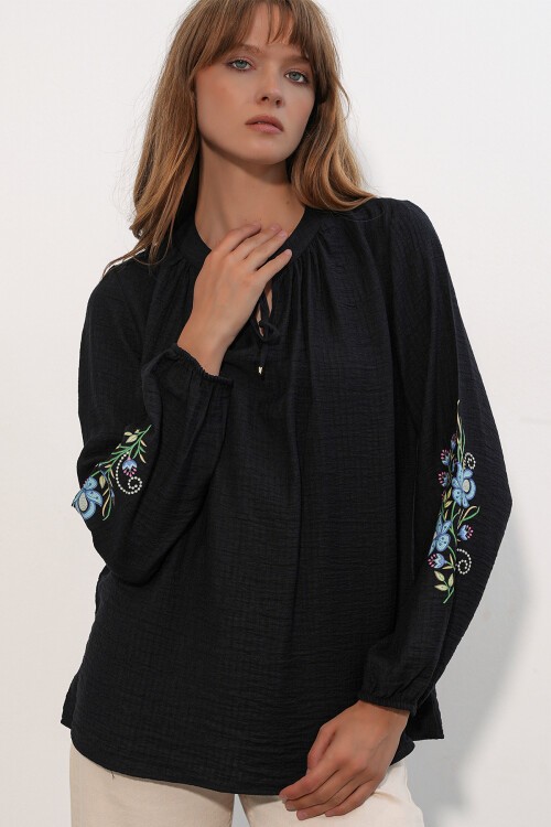 Kadın Nakışlı Oversize Bluz 1000 - Siyah