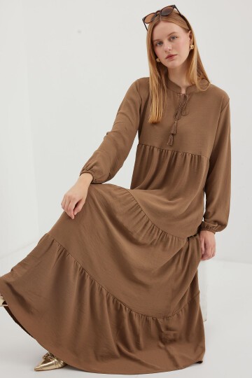 Merterium 1627 Yaka Bağcıklı Tesettür Elbise - Sütlü Kahve
